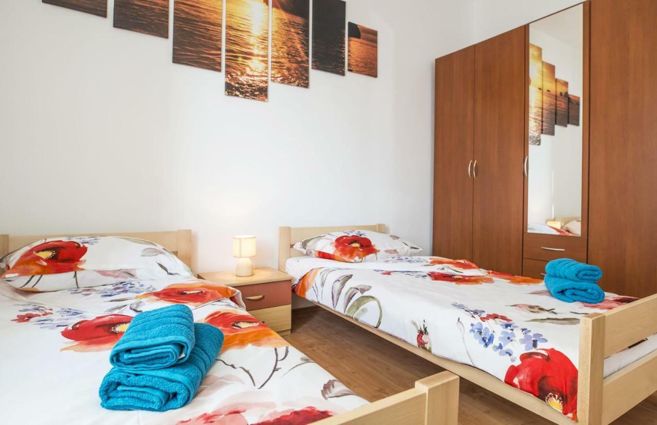 Apartment Stefania On The Beach Koromačno 外观 照片