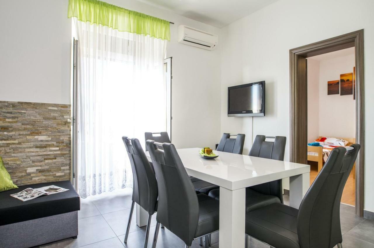 Apartment Stefania On The Beach Koromačno 外观 照片