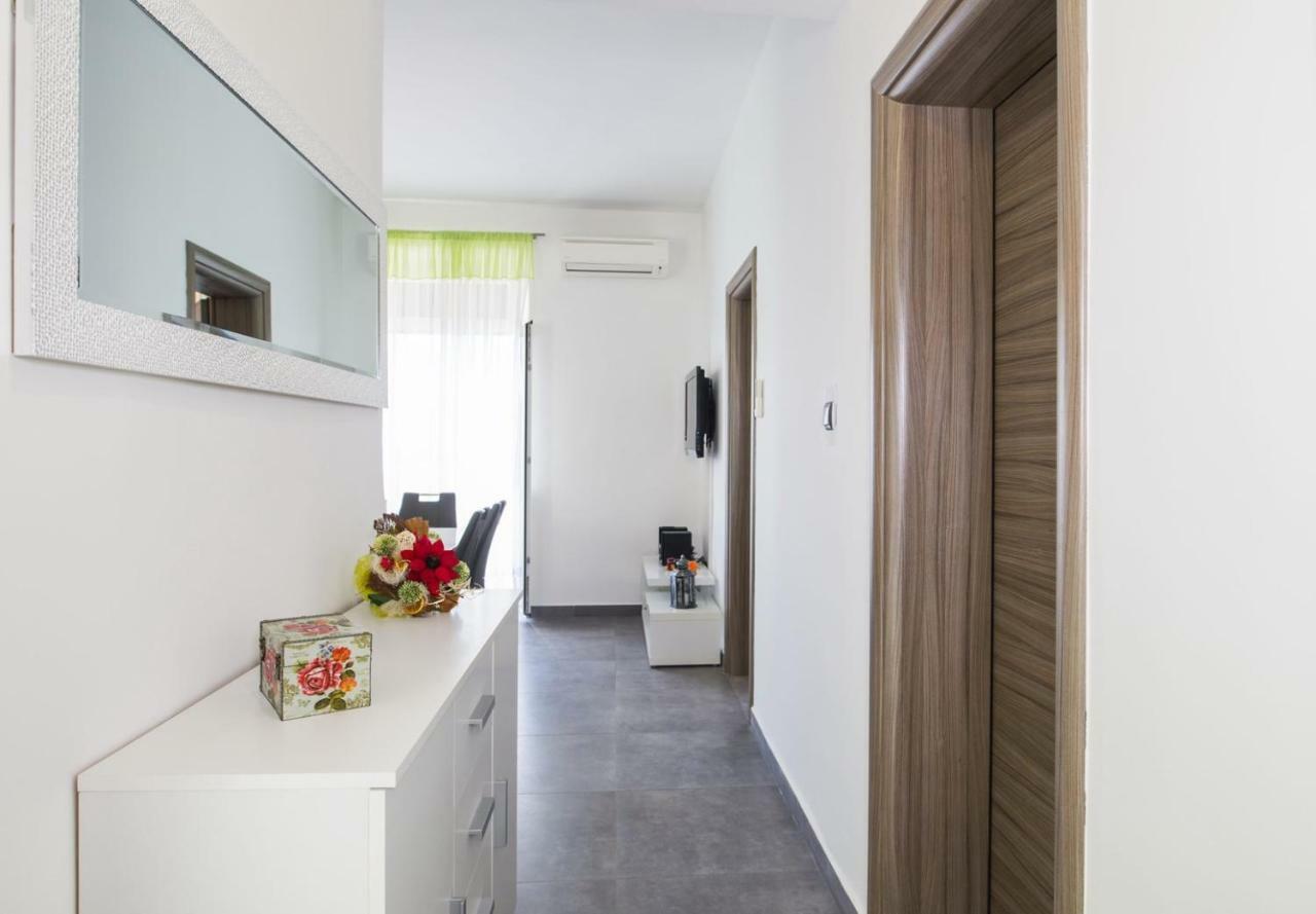 Apartment Stefania On The Beach Koromačno 外观 照片